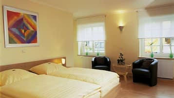 Habitación doble | Ropa de cama hipoalergénica, escritorio y tabla de planchar con plancha