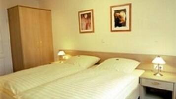 Doppelzimmer | Allergikerbettwaren, Schreibtisch, Bügeleisen/Bügelbrett