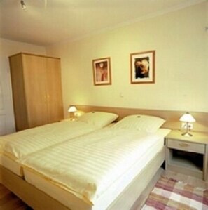 Double Room | Peralatan tempat tidur hipoalergenik, meja, seterika/papan seterika