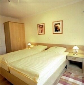 Double Room | Hypo-allergenic bedding, desk, iron/ironing board, free WiFi