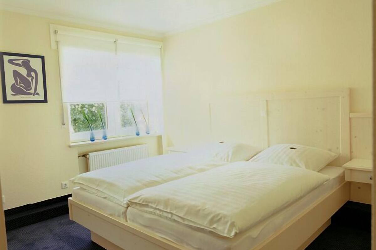 Doppelzimmer | Allergikerbettwaren, Schreibtisch, Bügeleisen/Bügelbrett