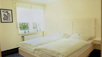 Doppelzimmer | Allergikerbettwaren, Schreibtisch, Bügeleisen/Bügelbrett