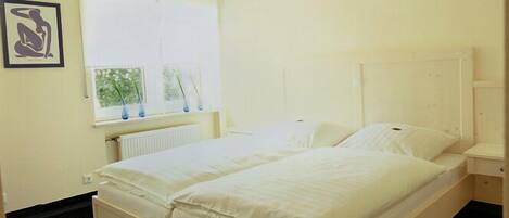 Doppelzimmer | Allergikerbettwaren, Schreibtisch, Bügeleisen/Bügelbrett