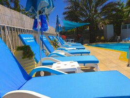 季節性室外泳池；泳池傘、躺椅