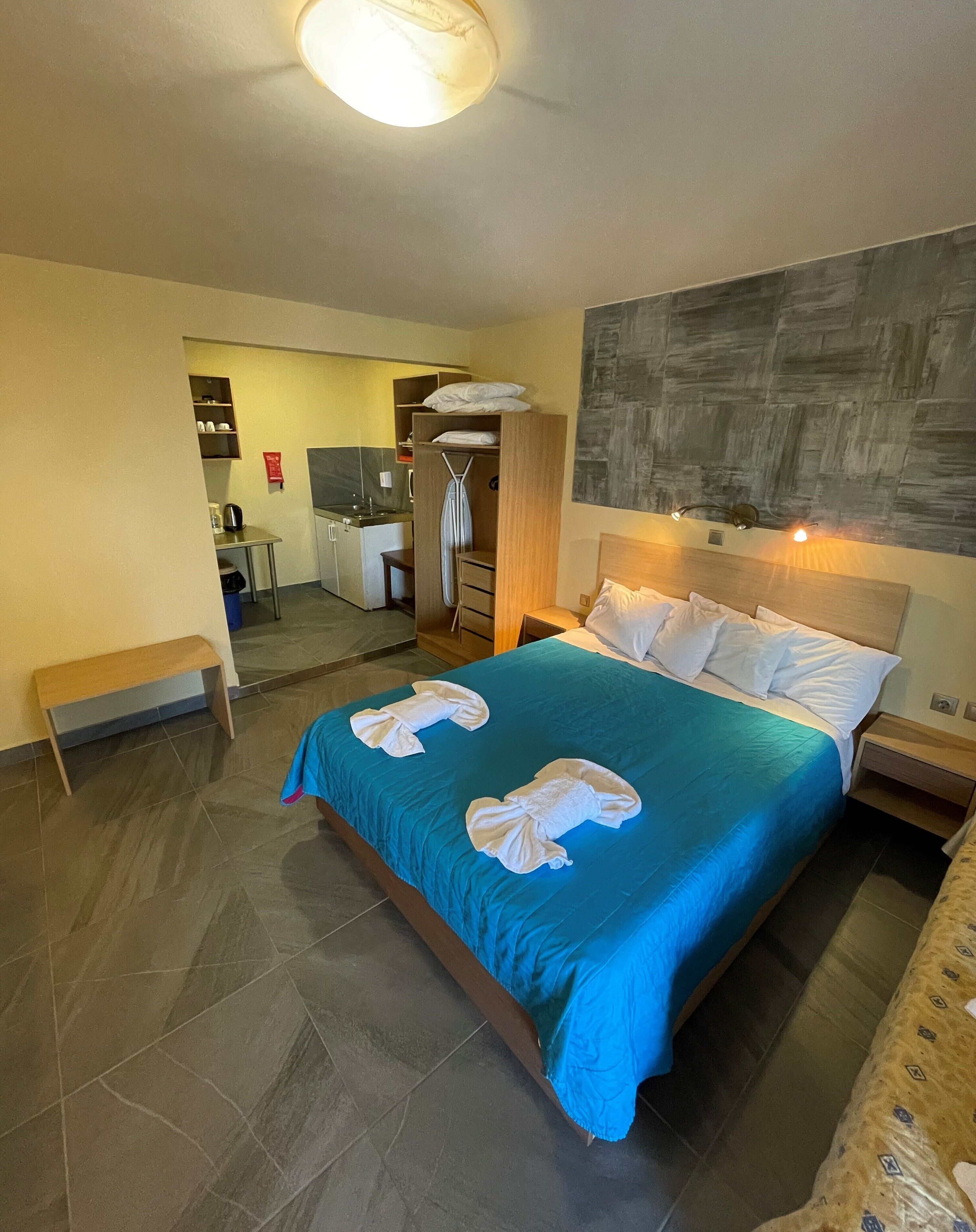 Allergitestet sengetøy, memory foam-senger, safe på rommet og skrivebord