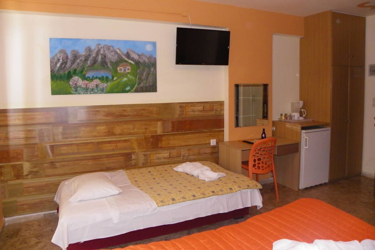 Hypo-allergenic bedding, memory-foam beds, in-room safe, desk