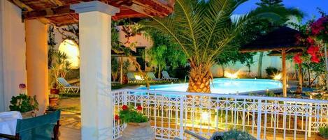 Piscina externa, guarda-sóis, espreguiçadeiras