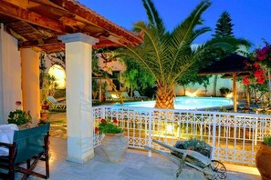 Outdoor pool, pool umbrellas, sun loungers - Aquarius Exclusive (Malevizi)