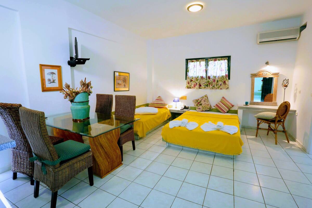 Standard Room | Soundproofing, iron/ironing board (on request), WiFi (free), bed sheets