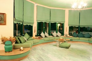 Lobby sitting area - Aquarius Exclusive (Malevizi)