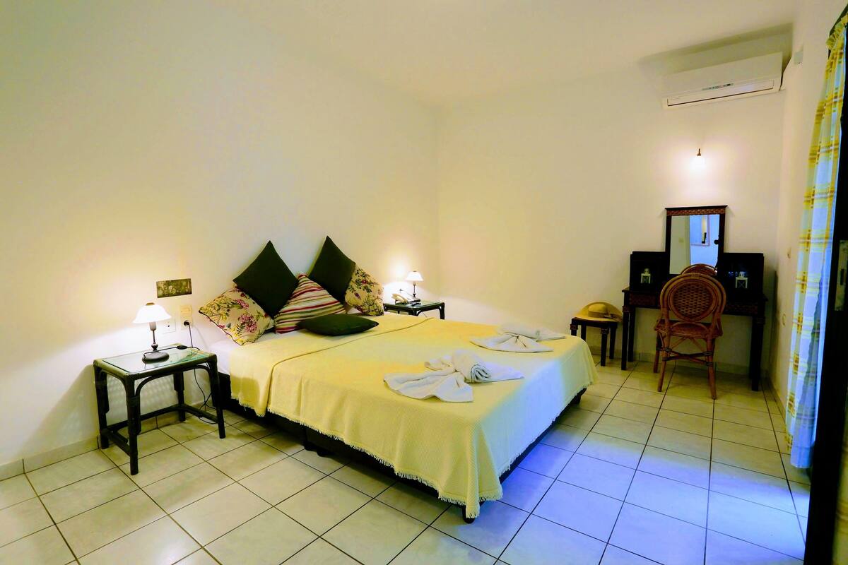 Superior Room | Soundproofing, iron/ironing board (on request), WiFi (free), bed sheets