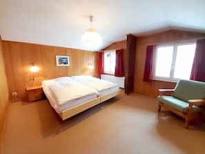 Appartement Panoramique, balcon, vue montagne | Couette en duvet d'oie, décoration personnalisée