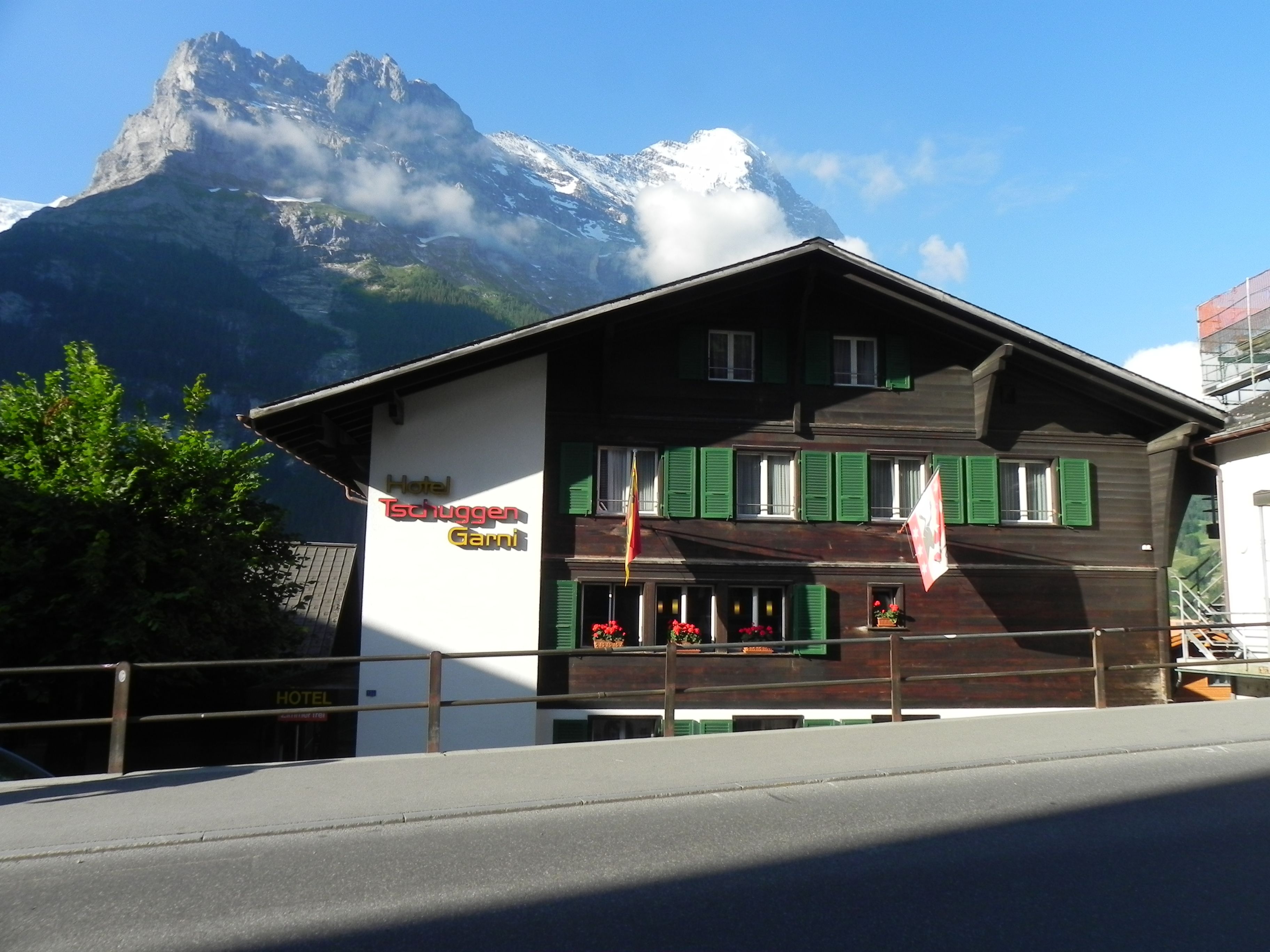 Un bâtiment d’hôtel sur lequel on peut lire l’inscription « Hôtel Tschuggen Garni ».