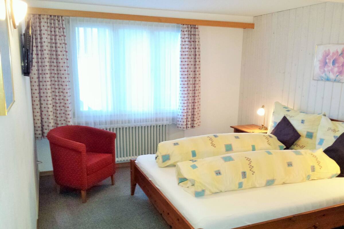 Habitación doble, en el área del patio | Edredón, escritorio, cortinas blackout y wifi gratis