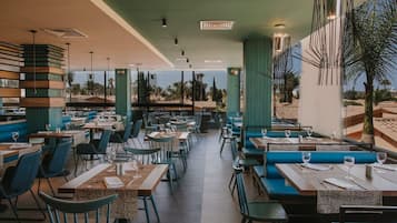 S'hi serveixen esmorzars, dinars i sopars