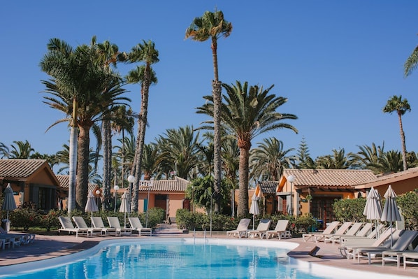 2 piscinas al aire libre, sombrillas, sillones reclinables de piscina