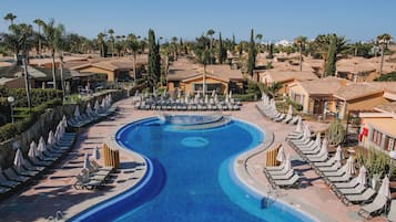 2 من حمّامات السباحة الخارجية، مظلات على حمّام السباحة، مقاعد للتشمس