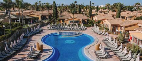 2 من حمّامات السباحة الخارجية، مظلات على حمّام السباحة، مقاعد للتشمس