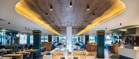 Petit déjeuner, déjeuner et dîner servis sur place