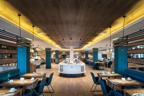 供应早餐、午餐和晚餐
