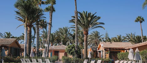 2 buitenzwembaden, parasols bij het zwembad en ligstoelen