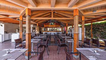 S'hi serveixen esmorzars, dinars i sopars