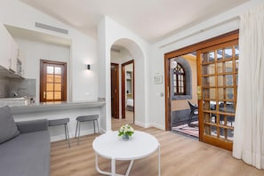 1 kamar tidur, minibar, brankas, dan tirai kedap cahaya