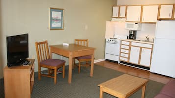 Standard Suite, 1 Queen Bed | Private kitchen