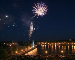 Colchones con pillow-top y caja de seguridad en la habitación 