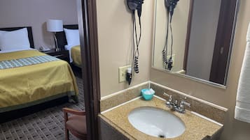 Tripla Basic, letti multipli | Bagno | Vasca, set di cortesia gratuito, asciugacapelli, asciugamani