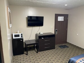 Basic Double Room, Multiple Beds | Free WiFi, bed sheets, wheelchair access - Economy Inn And Suites Ashtabula (Ashtabula)