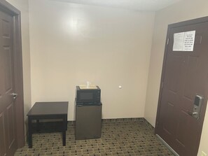 Basic Single Room, 1 Queen Bed