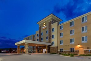 A hotel with a central entrance, multiple floors, and a sign for 'Comfort Suites.' - Comfort Suites Conference Center Rapid City (Rapid City)