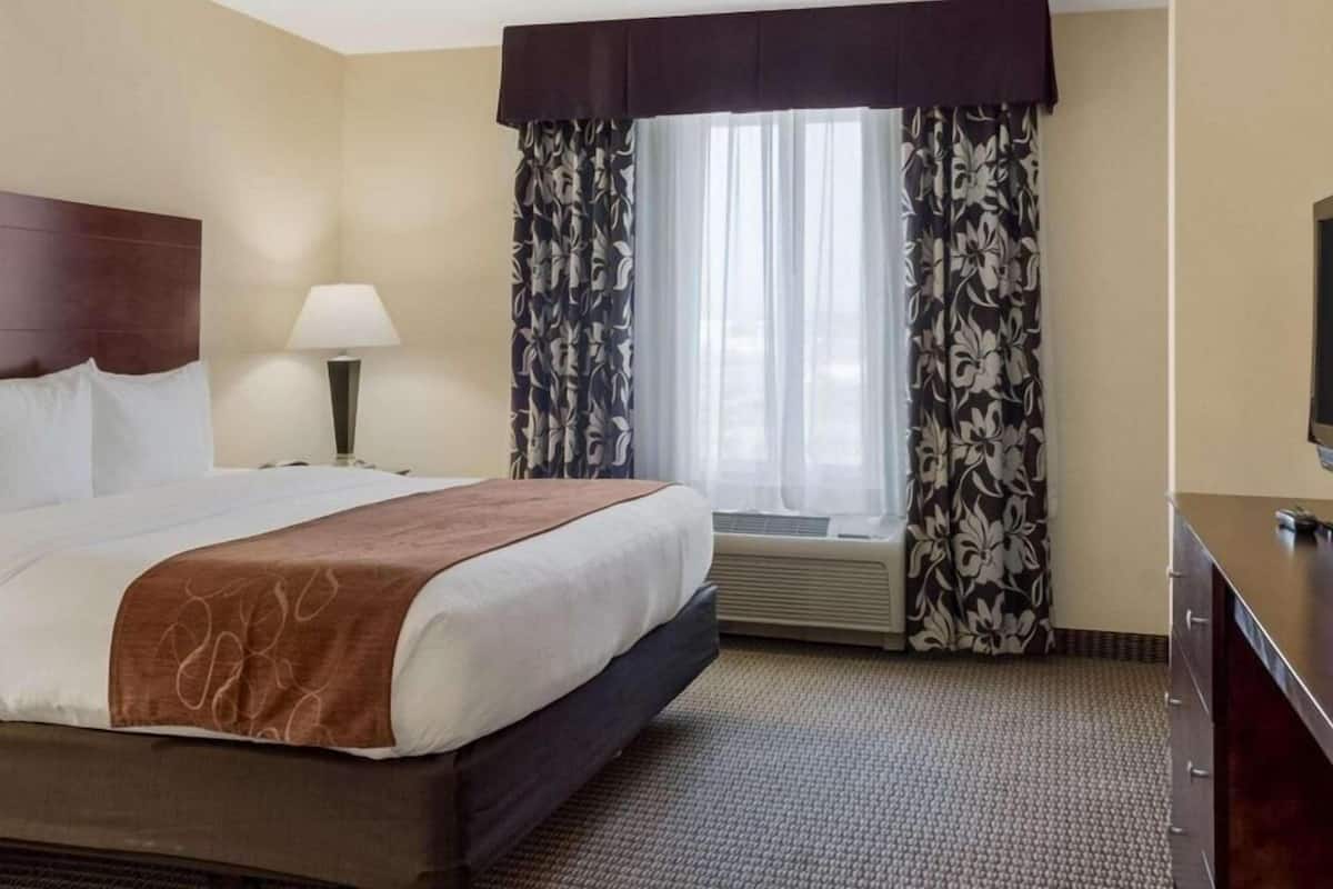 In-room safe, desk, free WiFi, bed sheets