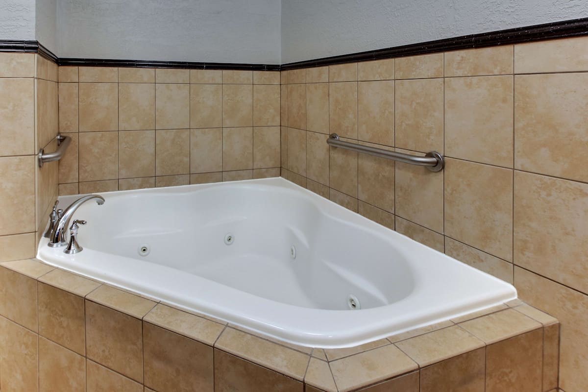 combined shower/bathtub, free toiletries, hair dryer, towels