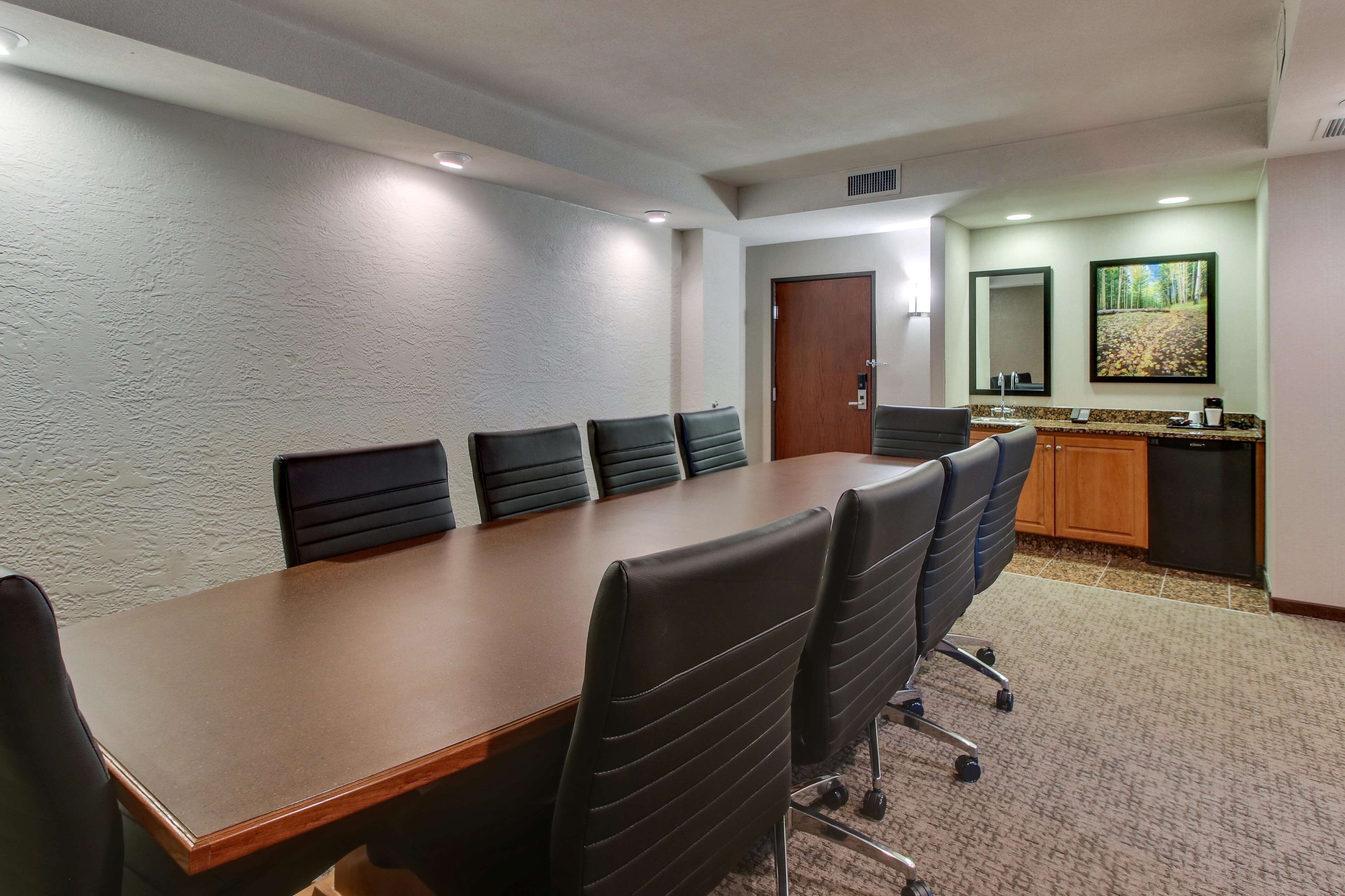 deluxe room, 1 king bed, accessible, refrigerator & microwave (2 rooms, board room table, tub) | meeting facility