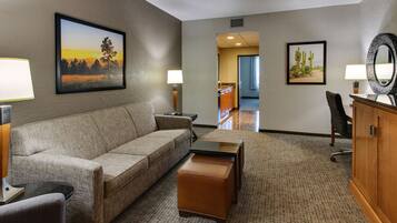 Bureau, rideaux occultants, fer et planche à repasser