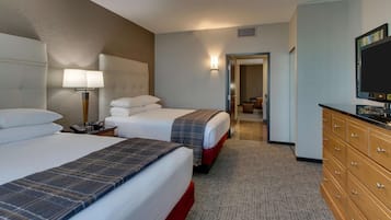 Escritorio, cortinas blackout y tabla de planchar con plancha