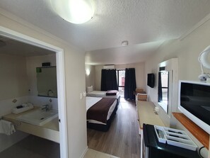 Standard Studio | Desk, iron/ironing board, free WiFi, bed sheets - Ascot Epsom Motel (Auckland)