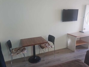 Standard Studio | Desk, iron/ironing board, free WiFi, bed sheets - Ascot Epsom Motel (Auckland)
