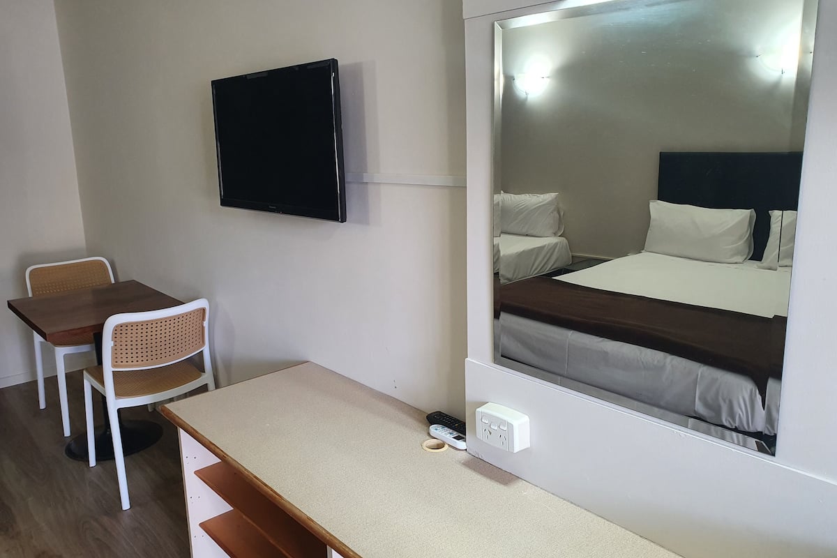 Studio Standar | 1 kamar tidur, meja kerja, setrika/meja setrika, dan Wi-Fi gratis