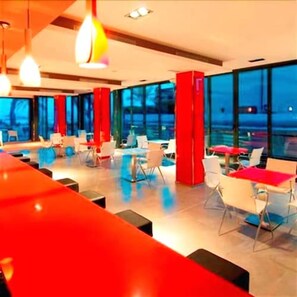 Poolside views, open daily - Nautic Hotel & Spa (Palma de Mallorca)