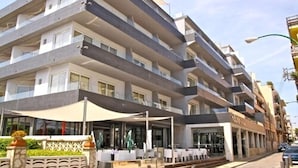 Un hotel de varios pisos con terraza y restaurante.