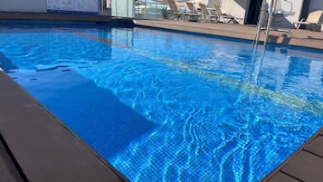 Indendørs pool, sæsonbestemt udendørs pool, liggestole