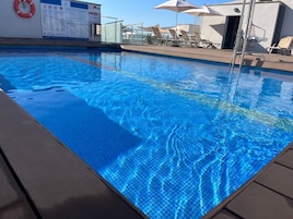 Una piscina techada, una piscina al aire libre de temporada