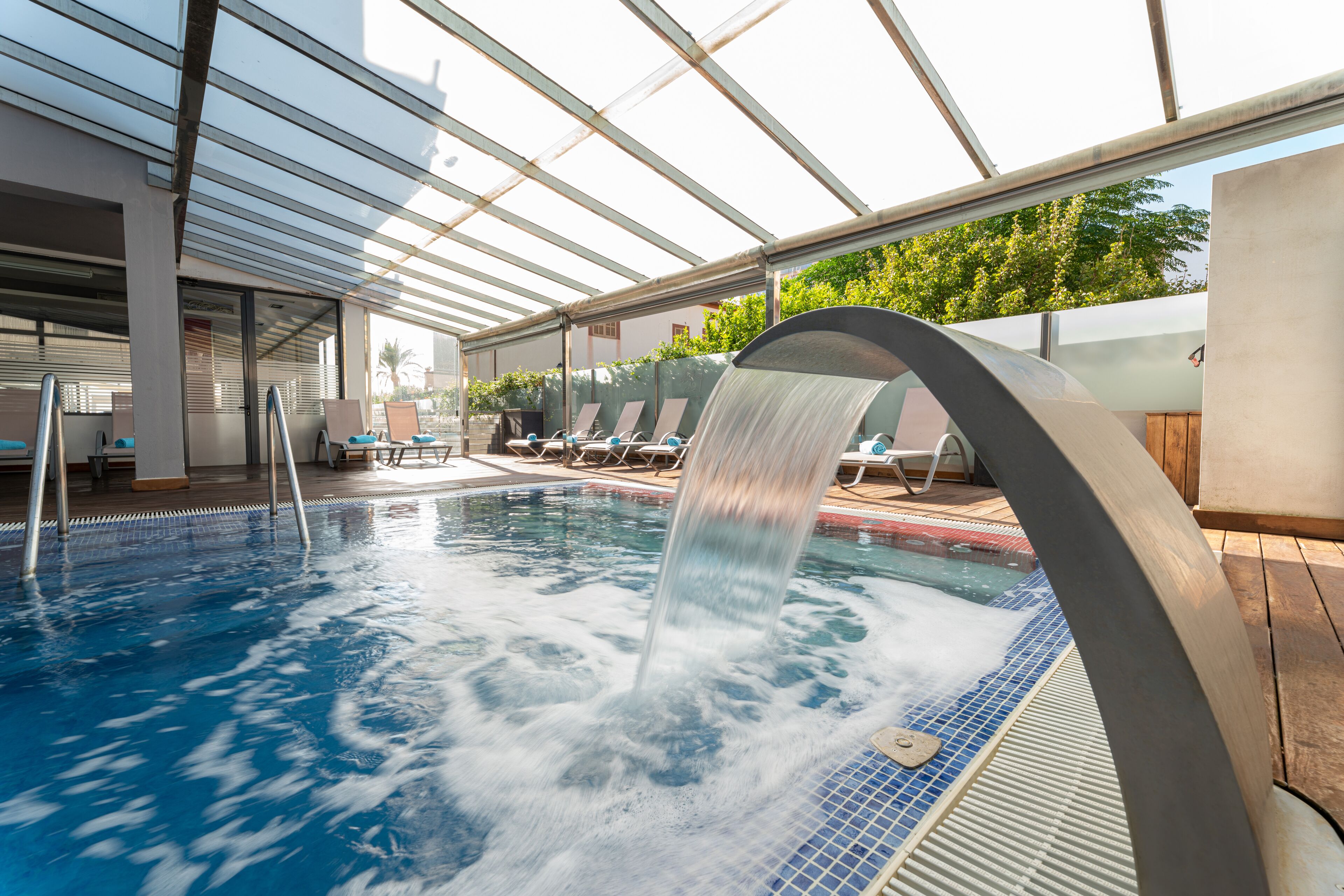 Piscina interna, piscina externa sazonal, espreguiçadeiras