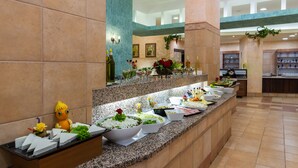 Ein reichhaltiges Buffet mit verschiedenen Speisen und Dekorationselementen.