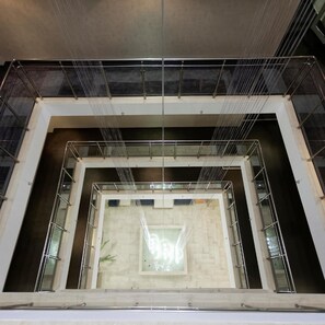 En moderne bygning med en central glasfacade og metalstel.