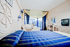 Double Room, Chaika Park View | Pengeskab på værelset, skrivebord, mørklægningsgardiner