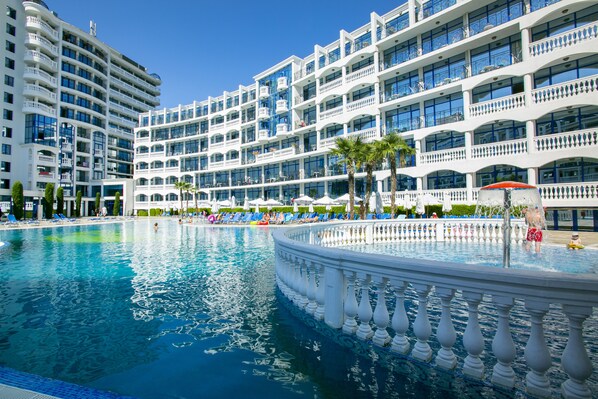 2 Außenpools, Sonnenschirme, Liegestühle